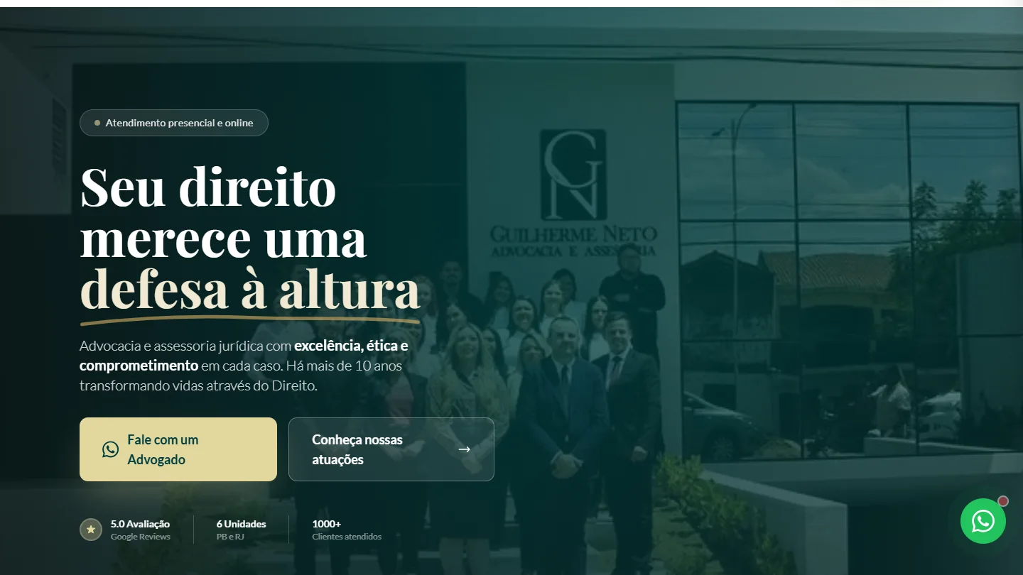 Abertura do site da Guilherme Neto Advocacia: fundo verde-escuro, foto da equipe em frente ao prédio do escritório, título "Seu direito merece uma defesa à altura" e botão de WhatsApp